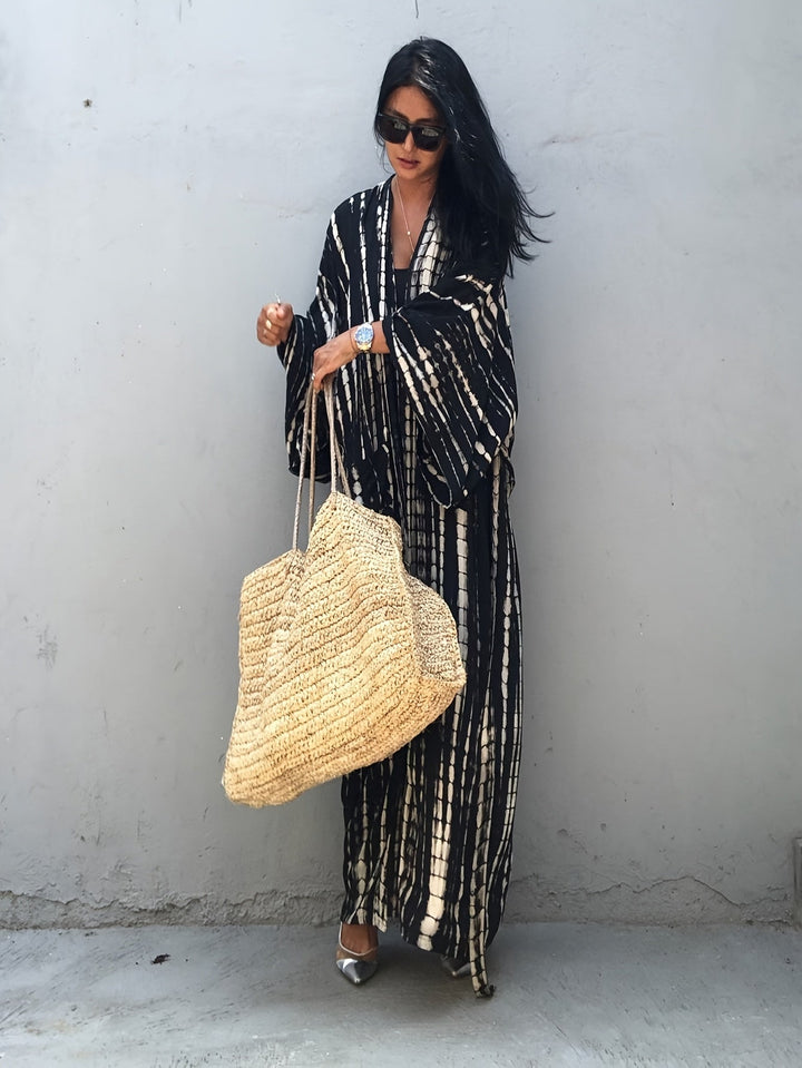 Detailansicht des fließenden schwarzen Damen Kimono Maxikleids im Boho-Stil, elegant und sommerlich.