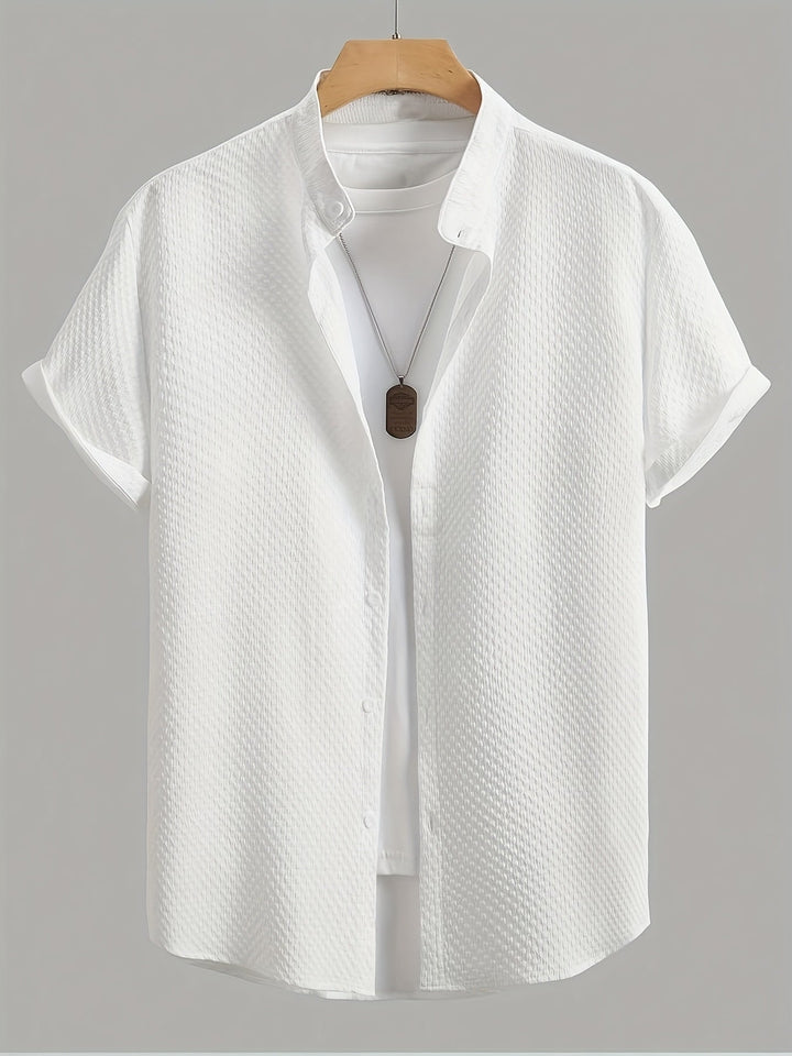 Leichtes Herren Sommerhemd mit Kurzarm im modernen Lagenlook. Perfekt für Freizeit und warme Tage.