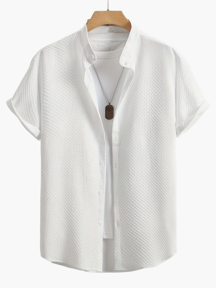 Bequemes urbanes Herren Kurzarmhemd. Lagenlook, ideal als Sommerhemd für lässige Freizeitmode.