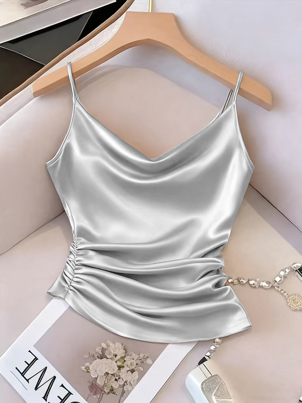 Schwarzes Satin Camisole für Damen, schmeichelnder Wasserfallausschnitt, ideal für Abend-Outfits.