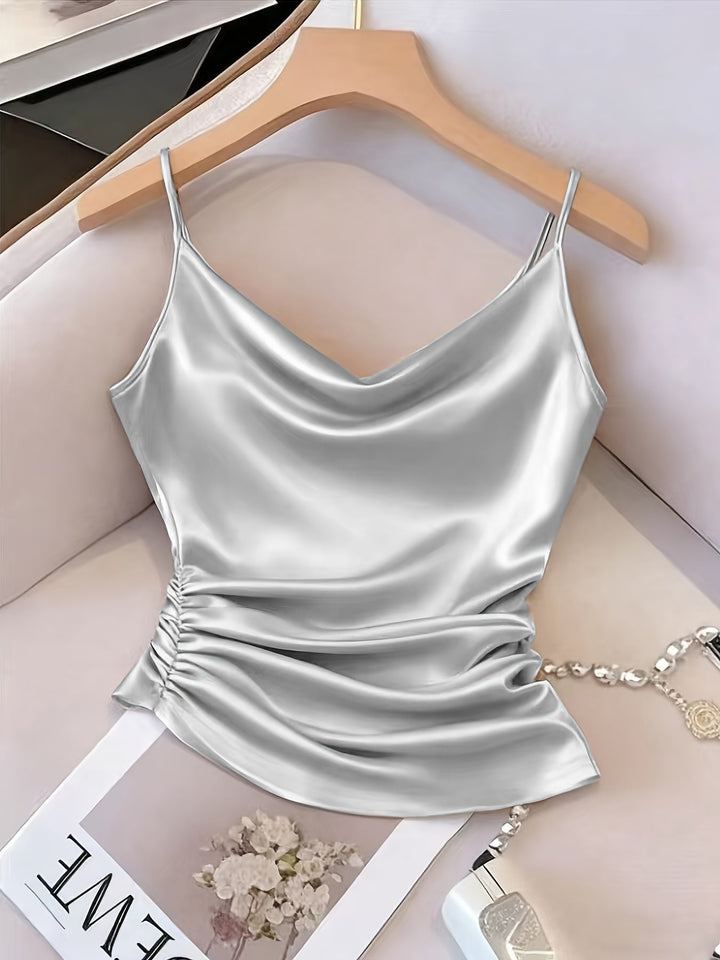 Schwarzes Satin Camisole für Damen, schmeichelnder Wasserfallausschnitt, ideal für Abend-Outfits.