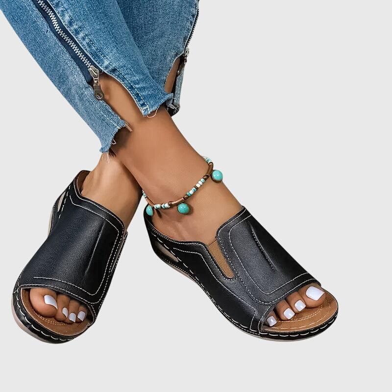 Klassische flache Damen Sandalen Aretha, elegant und komfortabel, die perfekten Sommerschuhe für den Alltag.