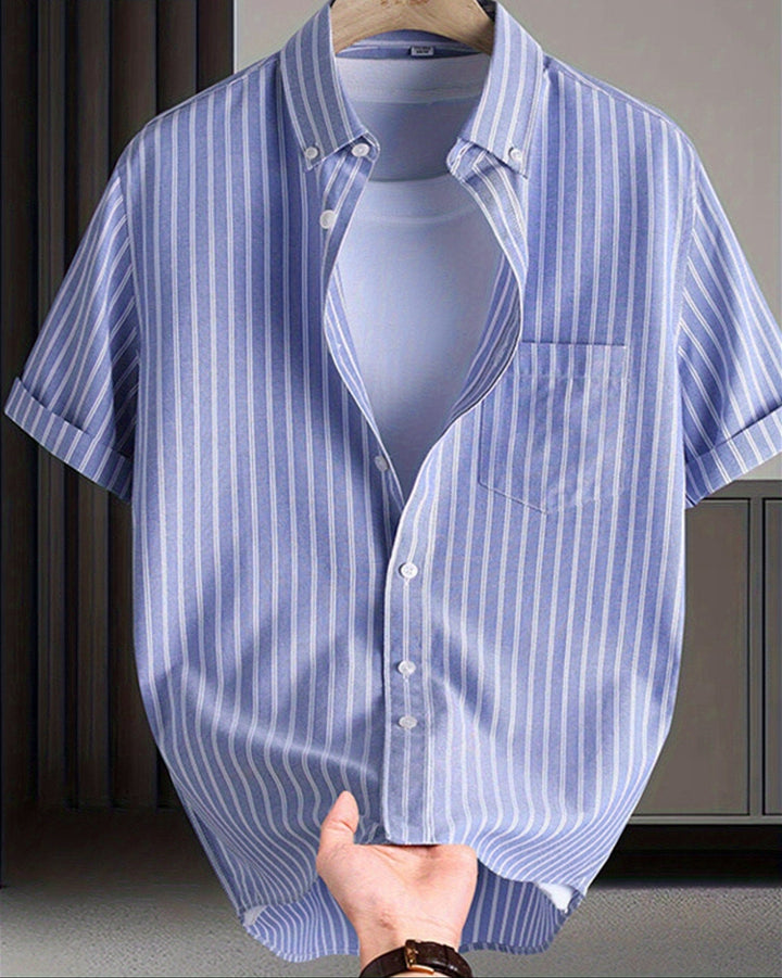 Nahaufnahme: Kragen und Knopfleiste vom Herren Kurzarm Streifenhemd. Klassisch modernes Button-Down Design.