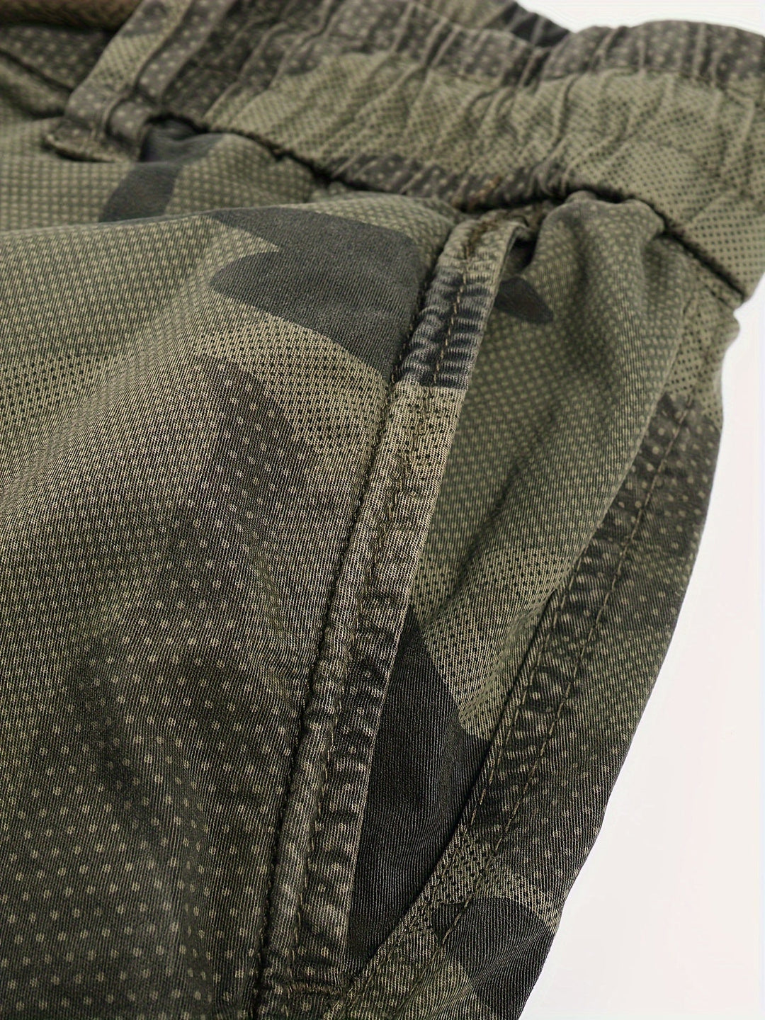 Detailaufnahme der praktischen Cargo-Taschen der Herren Camouflage Jogger Hose.