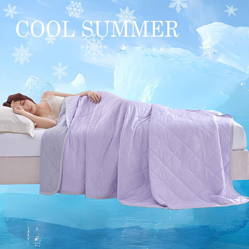 Person schläft friedlich unter der atmungsaktiven, luftkühlenden Sommerdecke. Optimale Hitzeregulierung.
