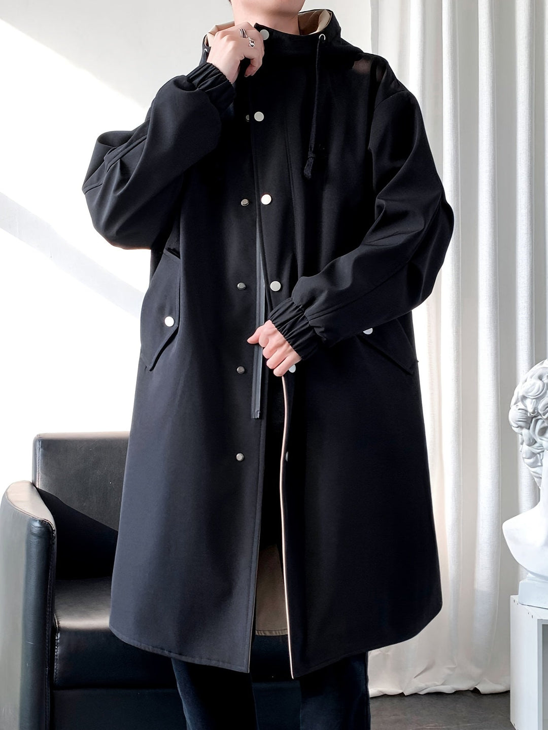 Beiger Kapuzenmantel für Herren, locker geschnitten, ideal für den lässigen Alltagslook.