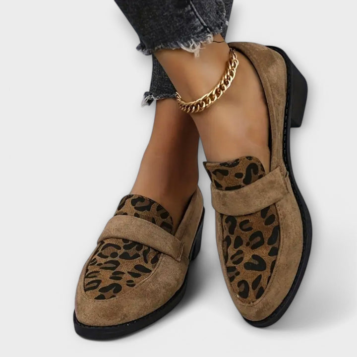 Modische Damen Loafer mit Leopardenmuster. Eleganter und bequemer Damenschuh für stilvolle Auftritte.