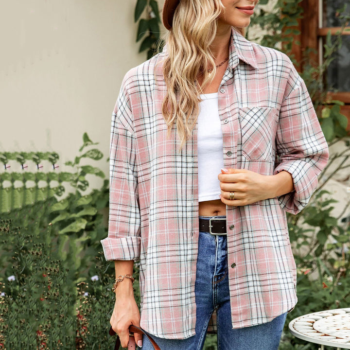 Frontansicht des karierten Langarmhemds für Damen. Locker sitzende Bluse, perfekt für vielseitige Looks.