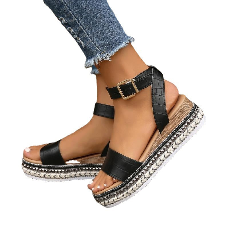 Elegante Plateausandalen für Damen mit breiten Damenträgern, perfekt für modische Sommeroutfits. Trendige Sommerschuhe.