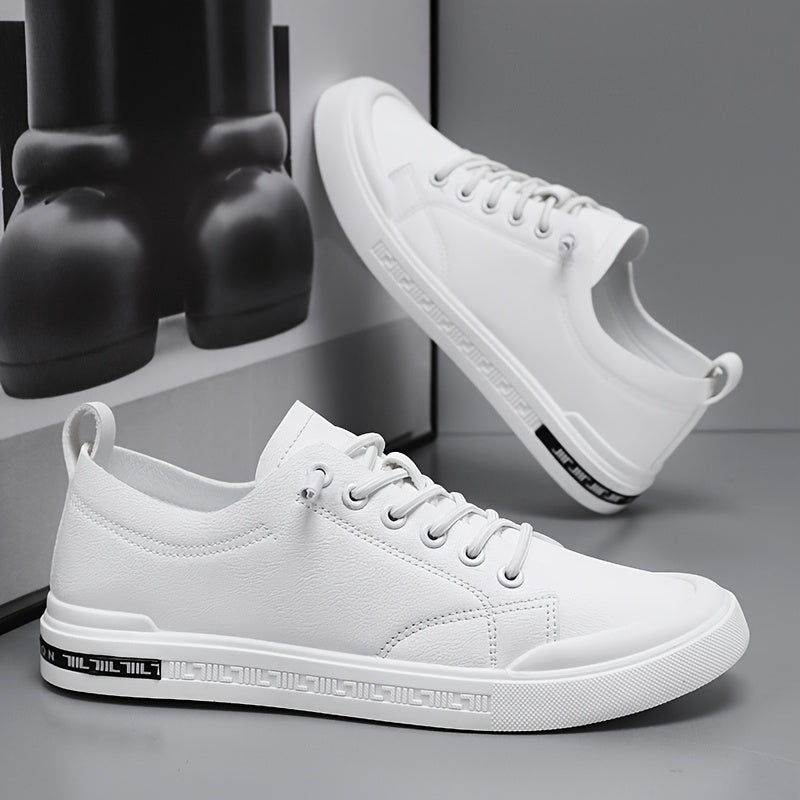 Nahaufnahme bequemer Herren-Sneakers in Schwarz-Weiß, gepolstert für maximalen Komfort bei Alltagsaktivitäten.