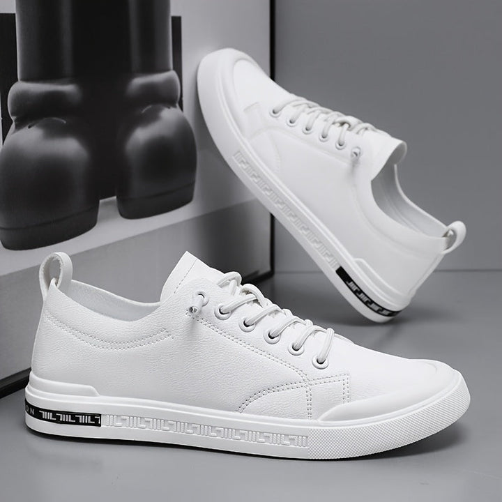 Nahaufnahme bequemer Herren-Sneakers in Schwarz-Weiß, gepolstert für maximalen Komfort bei Alltagsaktivitäten.