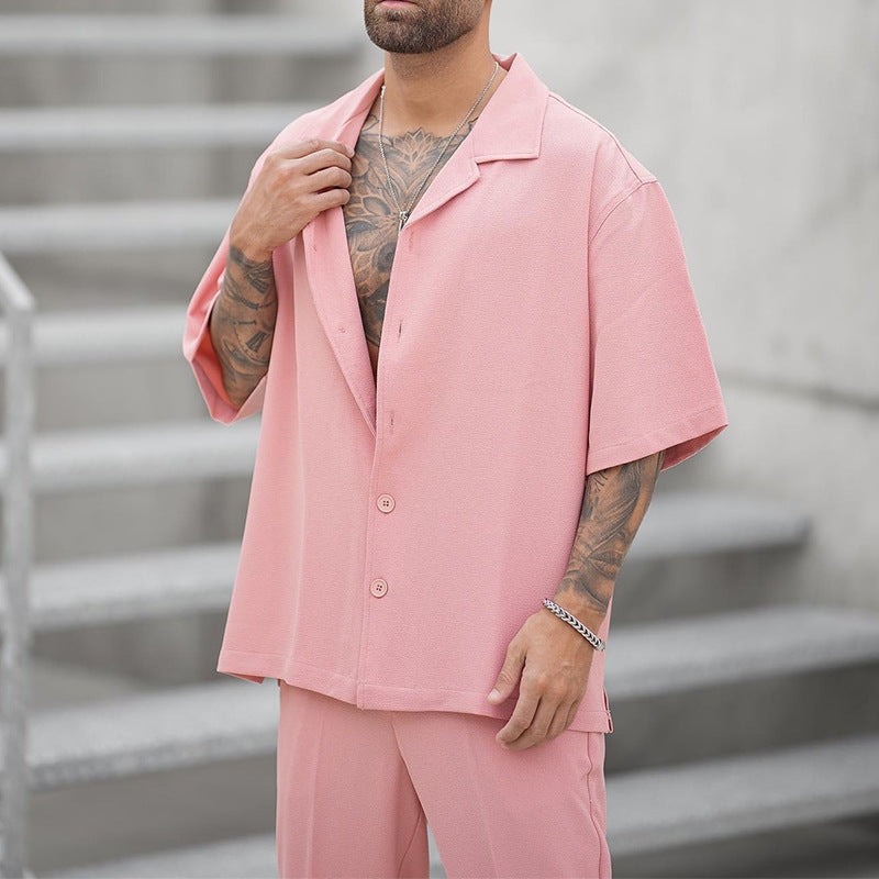 Bequemer Herren Freizeitanzug für den Sommer. Casual Look mit atmungsaktivem Kurzarmhemd & Hose.