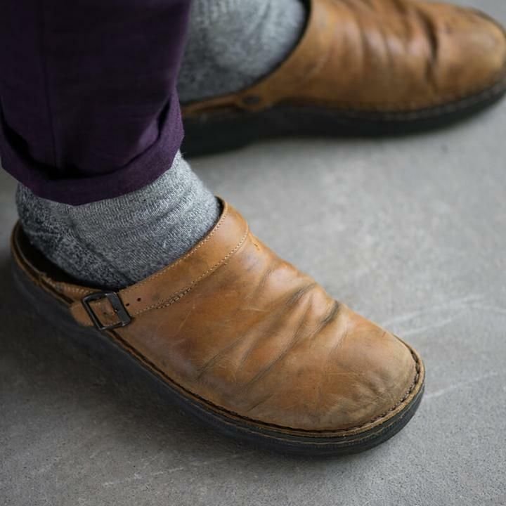 Lennart Herren Clogs, von einem Mann getragen, demonstrieren Komfort und Eignung als Gartenschuhe.