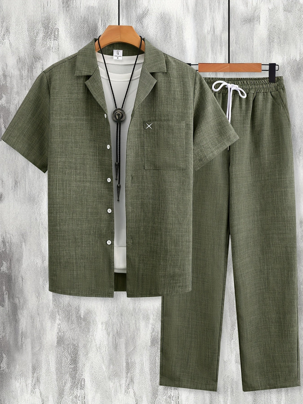 Lässiges Herren Sommer Outfit: Zweiteiler mit Kurzarm Hemd & bequemer Hose.