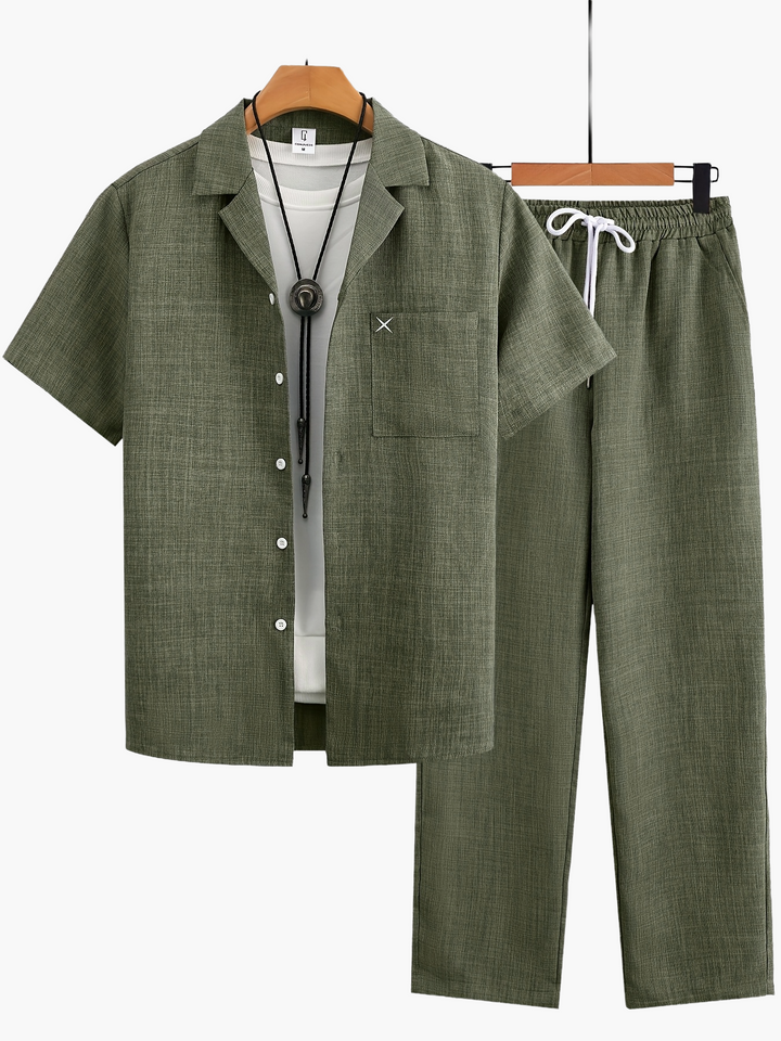 Modisches Herren Sommer Set: Kurzarm Hemd & Freizeithose, ideal für Urlaub & Freizeit.