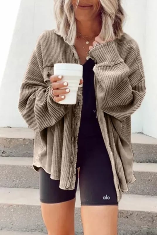 Stylische Übergangsjacke für Frauen mit praktischen Fronttaschen.