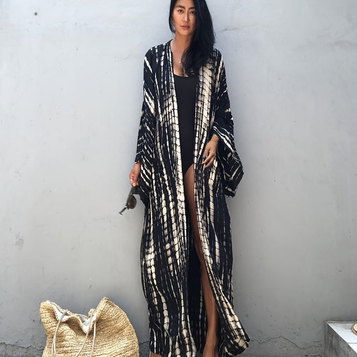 Frau trägt elegantes schwarzes Damen Boho Kimono Maxikleid, perfekt als fließendes Strand- oder Urlaubskleid.
