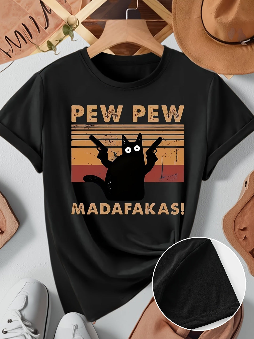 Damen T-Shirt mit lustiger 'PEW PEW MADAFaKAS!' Katze im Vintage Stil. Bequemes Kurzarm-Shirt für Damen.