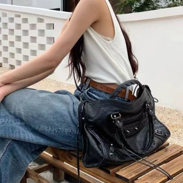 Schwarze Damen Umhängetasche mit praktischem Organizer, vielen Fächern und sicheren Reißverschlüssen für den Alltag.