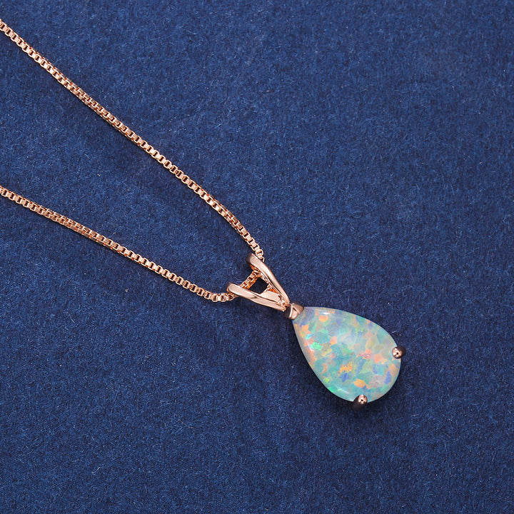 Roségold Damen Halskette mit schimmerndem Opal-Tropfenanhänger. Minimalistischer Schmuck, perfekt als Geschenkidee.