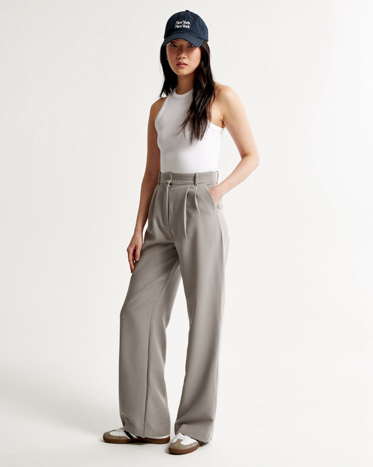 Detailaufnahme der eleganten Damen Hose mit hohem Bund, weitem Bein und praktischen Seitentaschen in Schwarz.