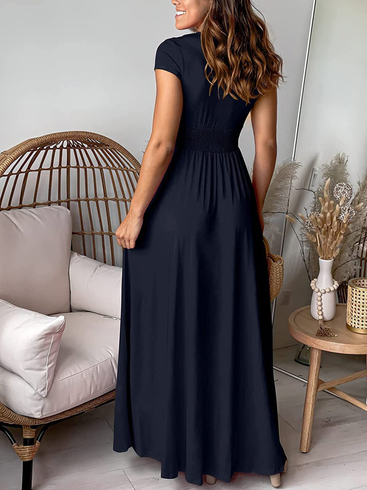 Rückenansicht des eleganten Damen Maxikleids mit langem Rock, V-Ausschnitt & Schlitz. Ideal für Sommerabende.