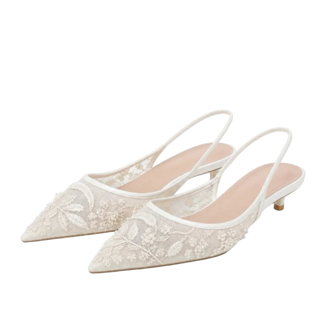 Elegante Damen Slingback High Heels, spitze Pumps mit feinem gesticktem Blumenmuster für festliche Anlässe.