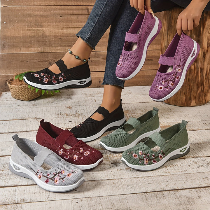 Seitliche Ansicht der leichten Damen Sneaker mit Klettverschluss und dezenter floraler Stickerei.