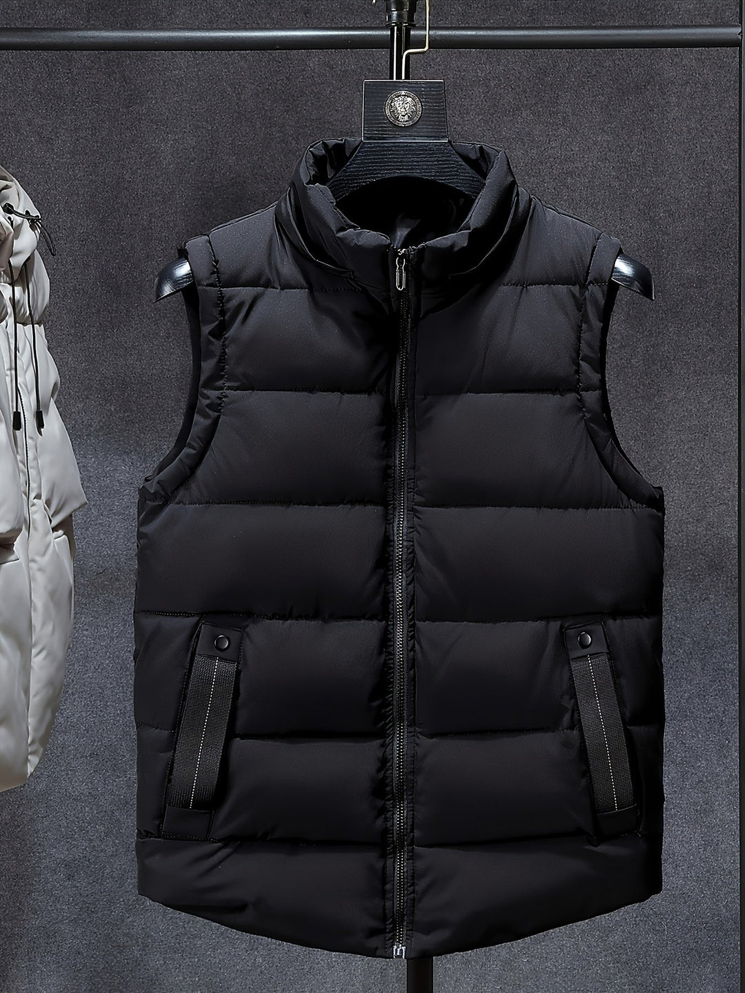 Leichte, warme Herren Steppweste mit Kapuze in Schwarz. Ärmellose Freizeitweste für den Herbst.