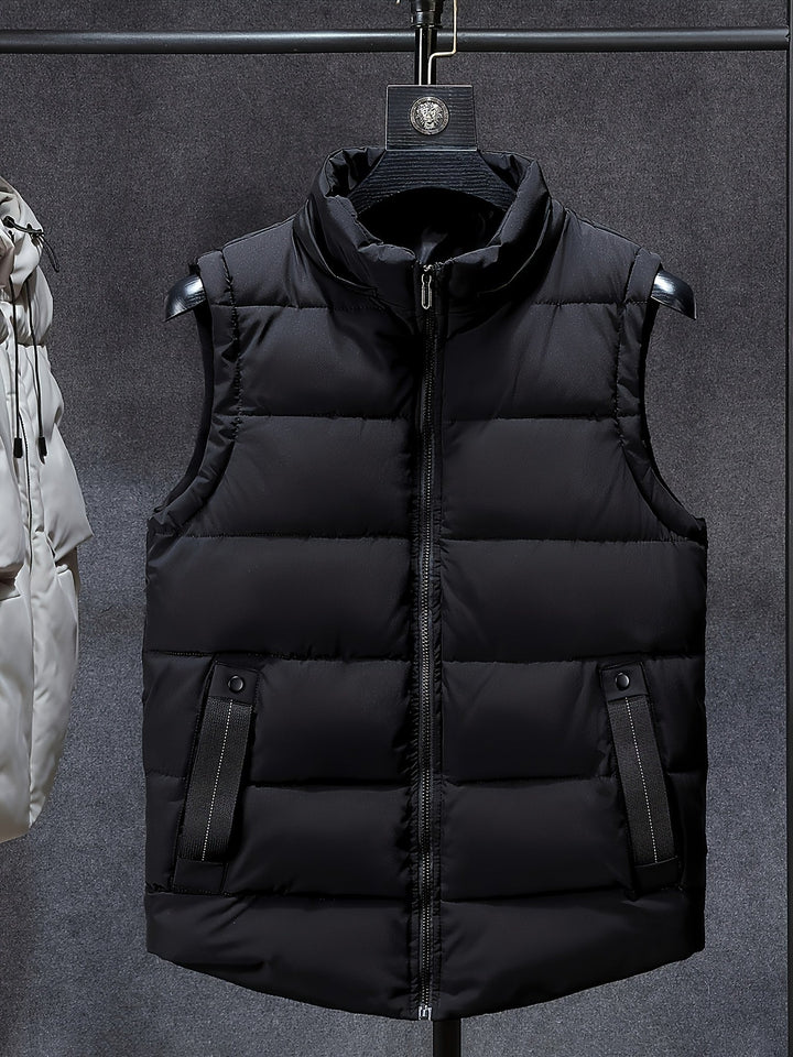 Leichte, warme Herren Steppweste mit Kapuze in Schwarz. Ärmellose Freizeitweste für den Herbst.