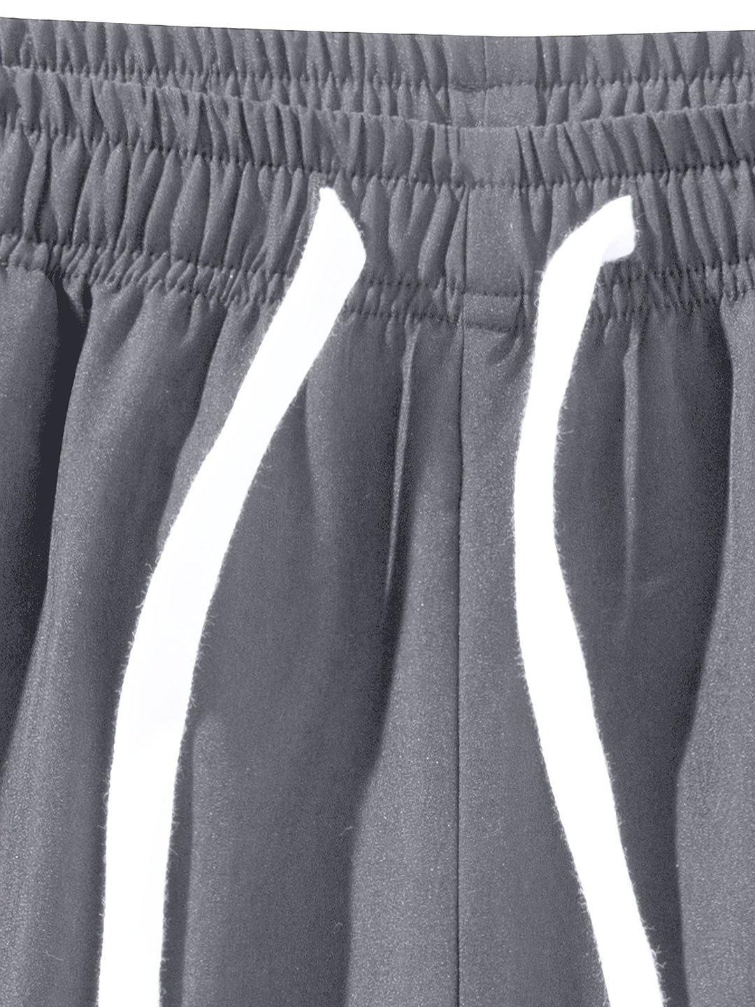 Moderne Herren Trainingsshorts in Schwarz mit Kordelzug & Reißverschlusstaschen. Lässige Eleganz.