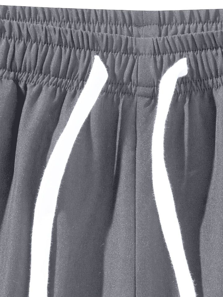 Moderne Herren Trainingsshorts in Schwarz mit Kordelzug & Reißverschlusstaschen. Lässige Eleganz.