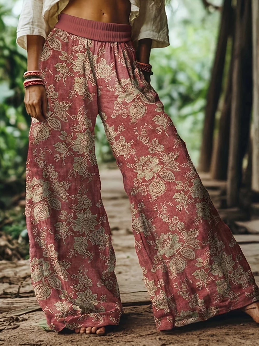 Bequeme Damenhose mit weiten Beinen und Blumenmuster, elastischer Bund, perfekt für Freizeit & Sommer.