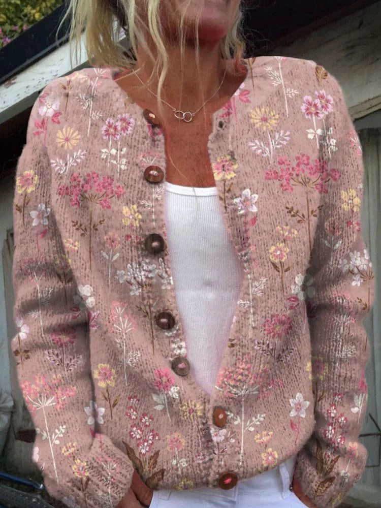 Frau trägt elegante, gemusterte Damenstrickjacke (Cardigan) mit offenem Schnitt. Bequem für Büro & Freizeit.