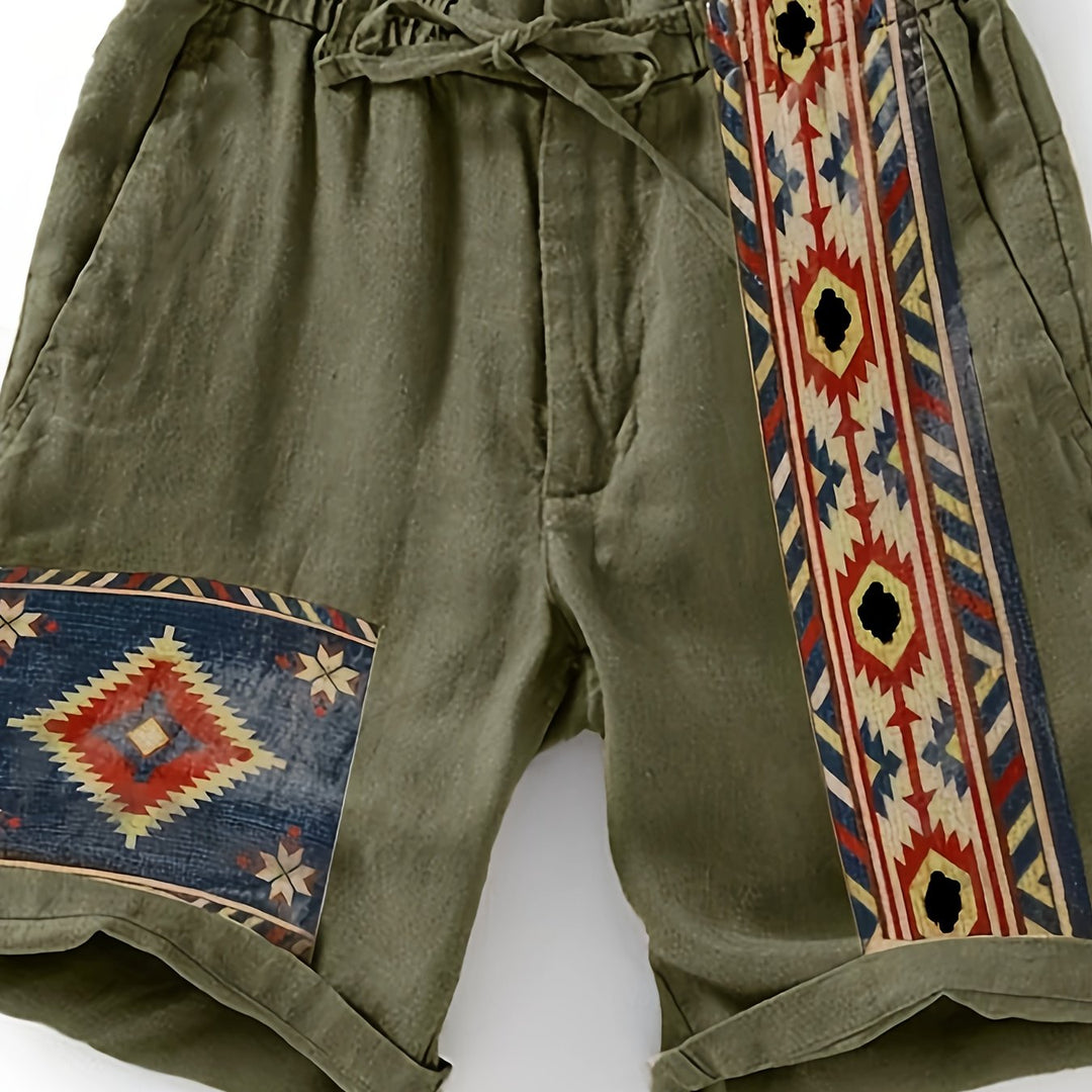 Modische Herrenshorts im Ethno-Stil mit geometrischem Muster, ein Statement für Freizeit & Sommer.