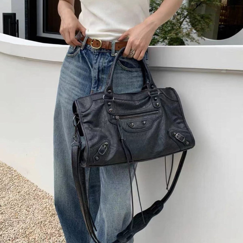 Hochwertige schwarze Damen Handtasche mit stilvollen Reißverschlüssen und robustem Material, ein elegantes Accessoire.