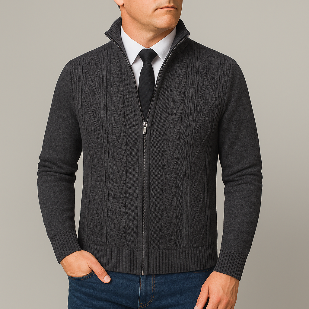 Mann trägt bequemen Herren Strukturpullover mit Stehkragen und Reißverschluss. Vielseitiger Herbstmode-Pullover.