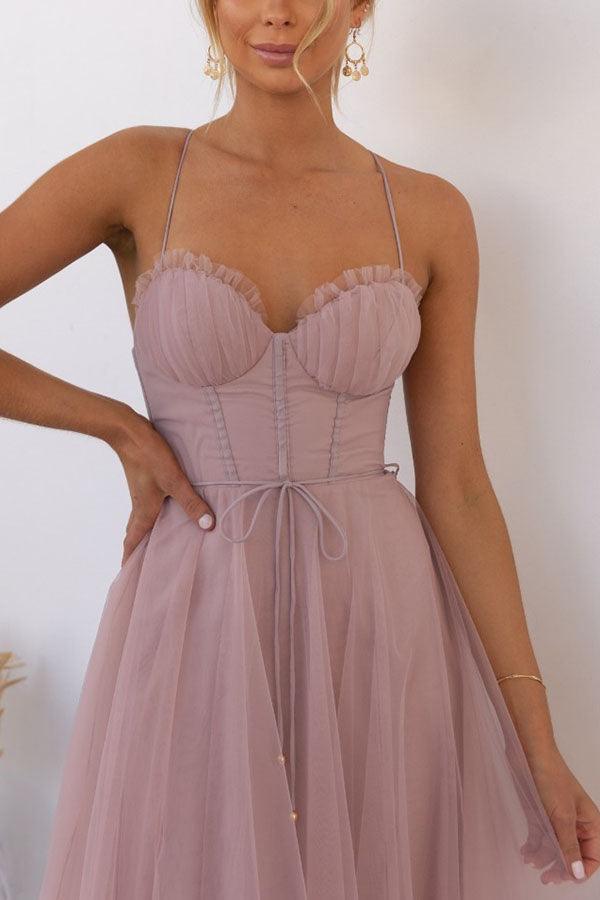 Damen Party Maxikleid, ärmellos mit Trägern, in einer eleganten, fließenden Form.
