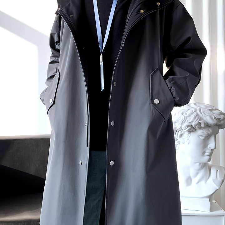 Beiger Herren-Kapuzenmantel, langer Schnitt für optimalen Schutz & modernen Look.