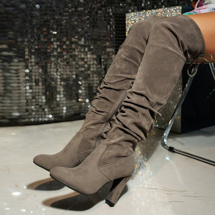 Graue Overknees für Damen mit bequemem Blockabsatz & spitzer Zehe, modische Langschaftstiefel für elegante Outfits.