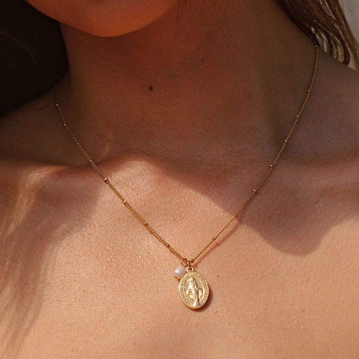 Elegante Damen Gold Kreuz Halskette mit strahlender Süßwasserperle, wasserfest & modisch.