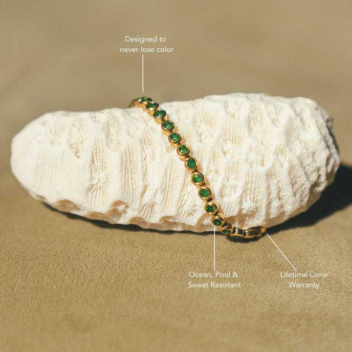Hypoallergenes, wasserfestes Damen Tennis Armband in Goldoptik mit Zirkonsteinen.