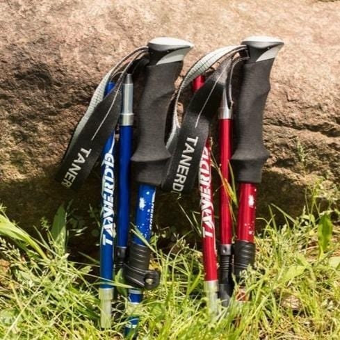 Wanderer nutzt verstellbare Trekkingstöcke aus leichtem Aluminium für stabiles Wandern im Outdoor-Gelände.