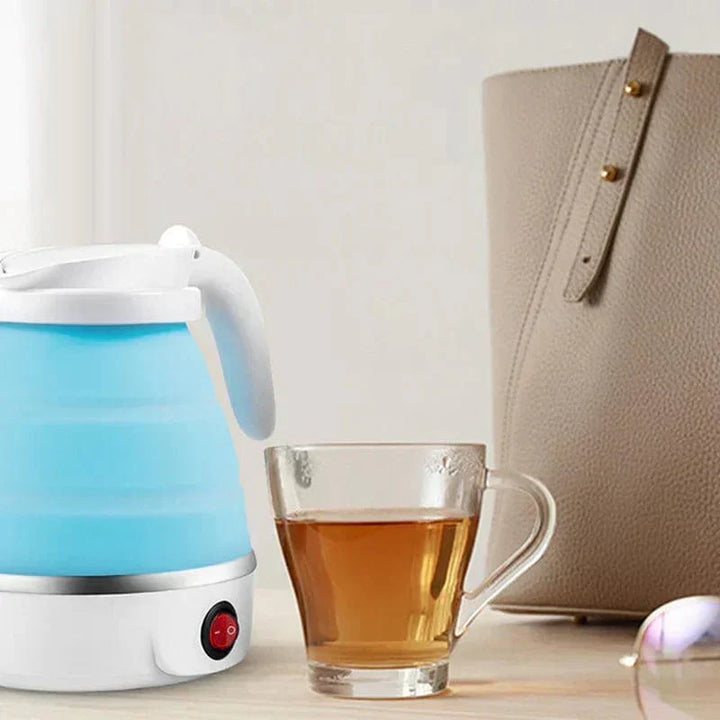 Entfalteter FlexiBoil Reise-Wasserkocher, bereit für Kaffee oder Tee. Elektrischer Wasserkocher für Küche.