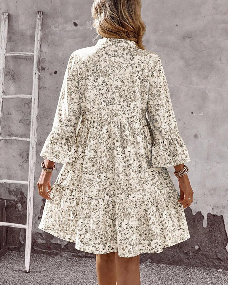 Beige A-Linien Damenkleid mit Blumenmuster, Rüschenärmeln und Stehkragen – ein vielseitiges Tageskleid.