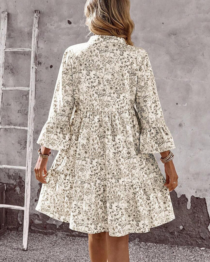 Beige A-Linien Damenkleid mit Blumenmuster, Rüschenärmeln und Stehkragen – ein vielseitiges Tageskleid.