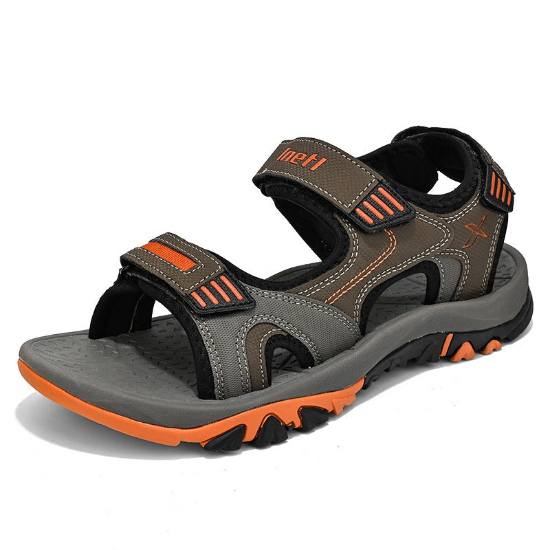 Ein Paar bequeme, graue Unisex Klettsandalen auf hellem Hintergrund. Perfekte rutschfeste Sommerschuhe für lange Tage.