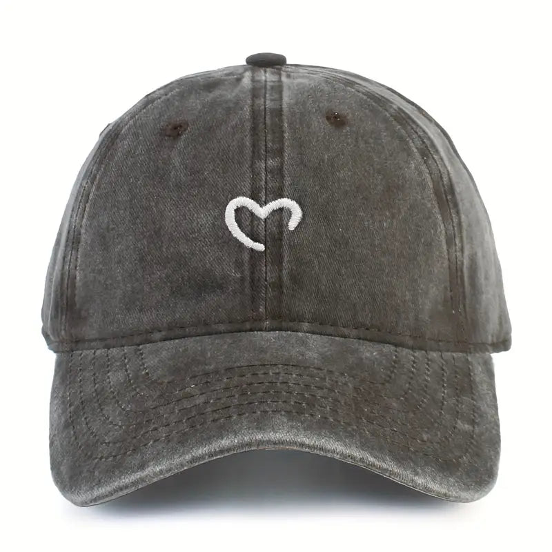Bestickte Damen Mütze mit Herz-Motiv. Robuste Baumwoll-Baseballcap, verstellbar und geeignet für alle Jahreszeiten.