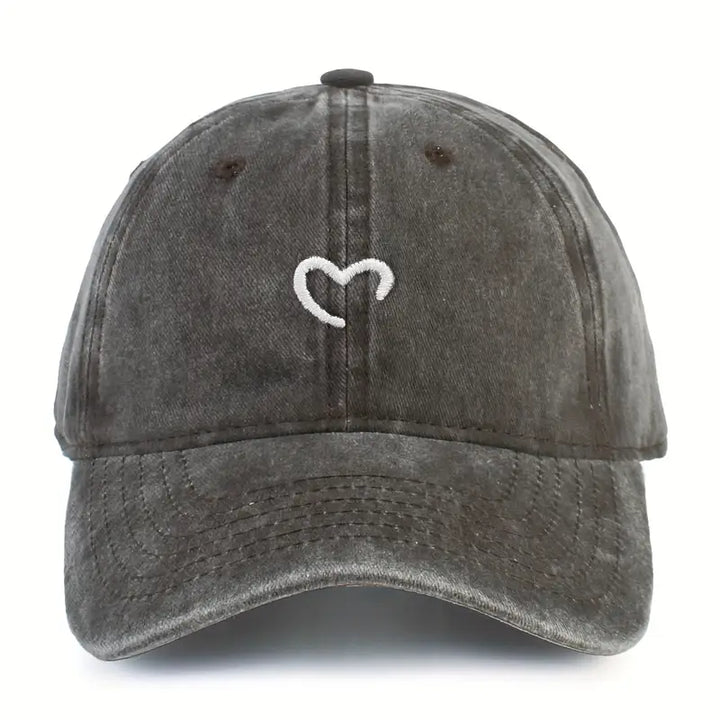 Bestickte Damen Mütze mit Herz-Motiv. Robuste Baumwoll-Baseballcap, verstellbar und geeignet für alle Jahreszeiten.