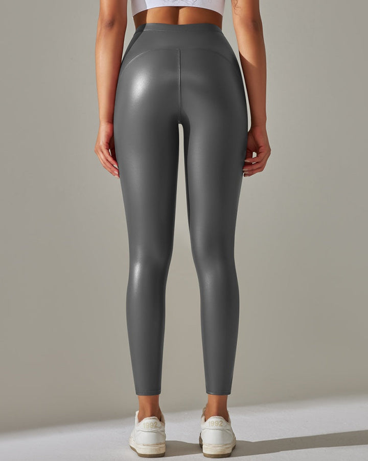 Glänzende High-Waist Leggings, ideal für einen stylischen Auftritt im Fitnessstudio.